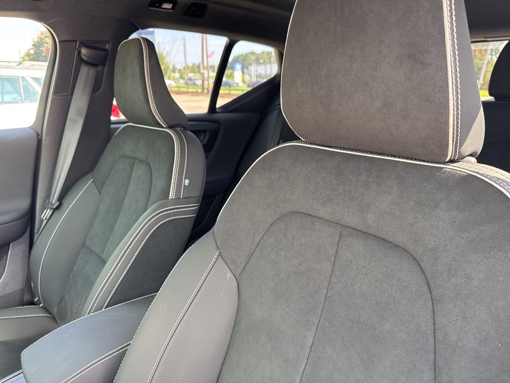 2024 Volvo XC40 Recharge Twin Plus photo 4