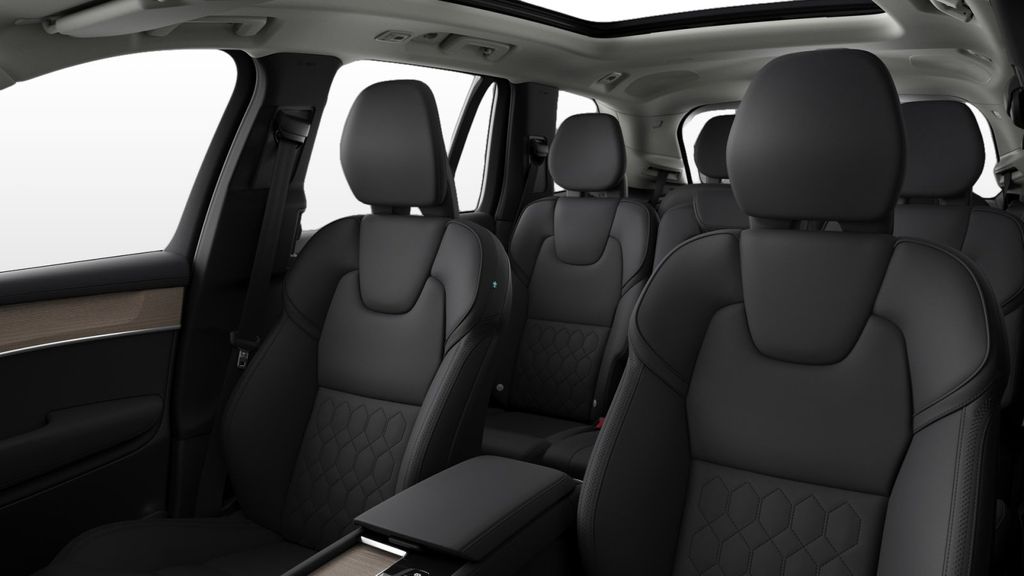 2026 Volvo XC90 T8 Plus photo 4