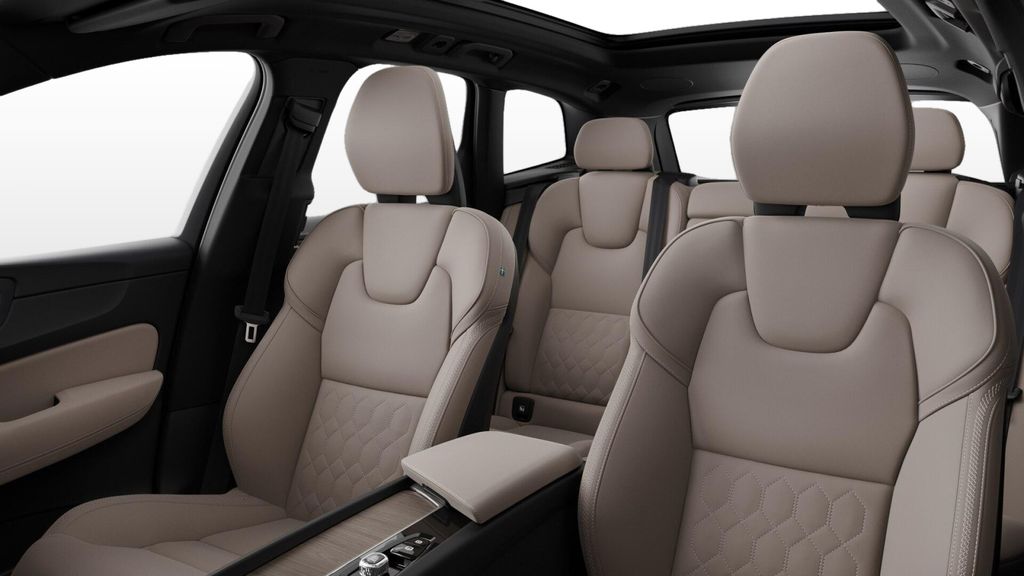 2026 Volvo XC60 B5 Plus photo 4