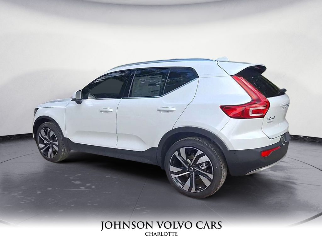 2025 Volvo XC40 photo 2