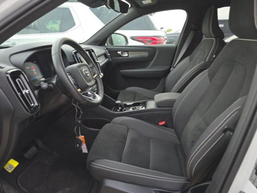 Certified 2025 Volvo XC40 B5 Plus Dark Theme SUV