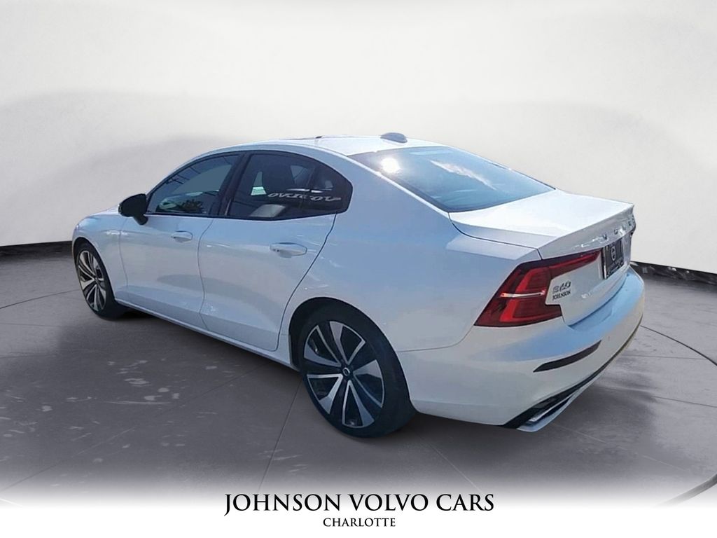 2022 Volvo S60 B5 Momentum photo 2