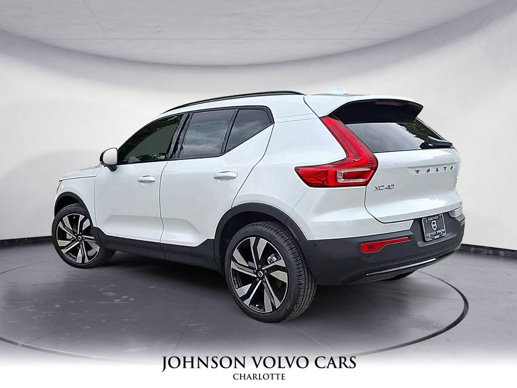 2026 Volvo XC40 photo 2