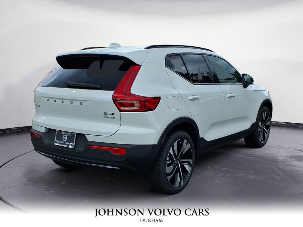 2026 Volvo XC40 photo 3