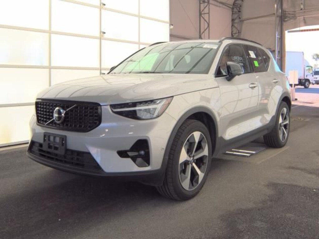 Certified 2025 Volvo XC40 B5 Plus Dark Theme SUV