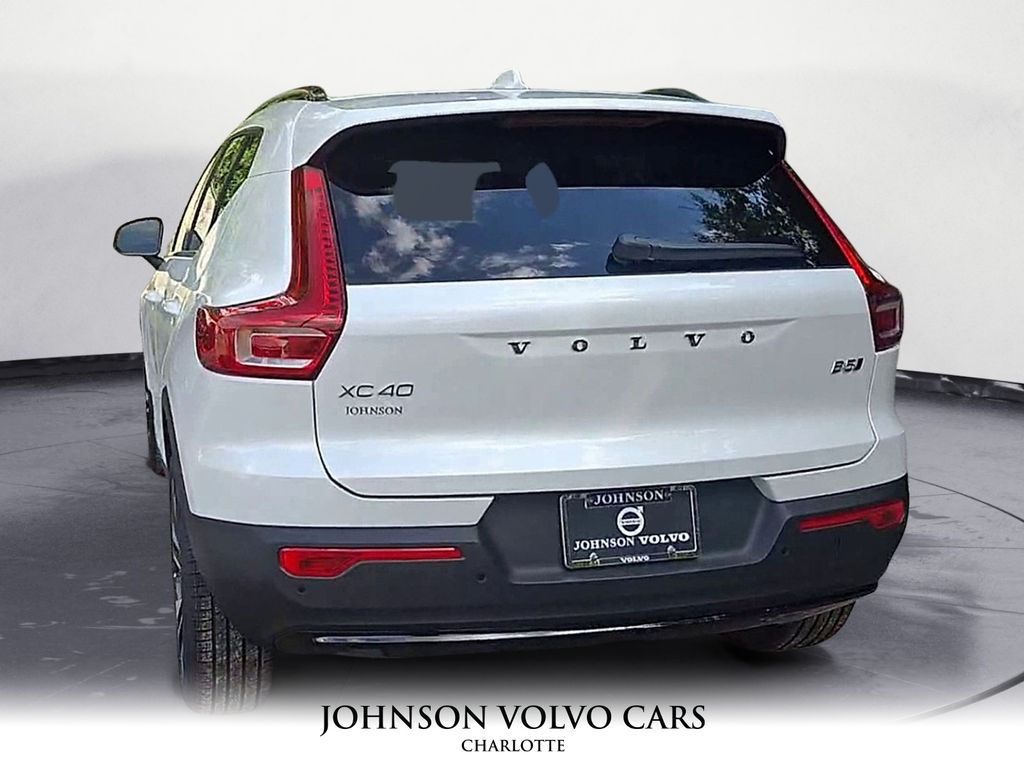 2026 Volvo XC40 photo 3
