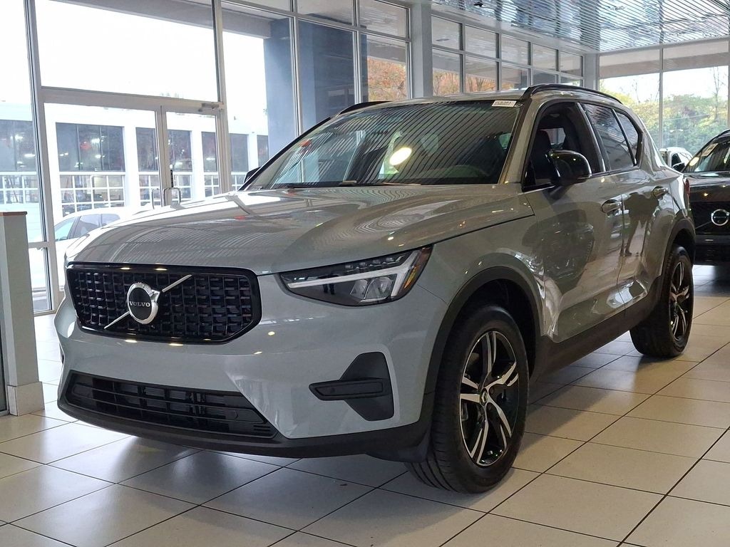 New 2026 Volvo XC40 B5 Core SUV
