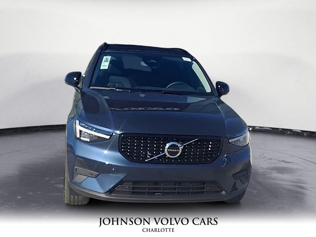 New 2026 Volvo XC40 B4 Core SUV