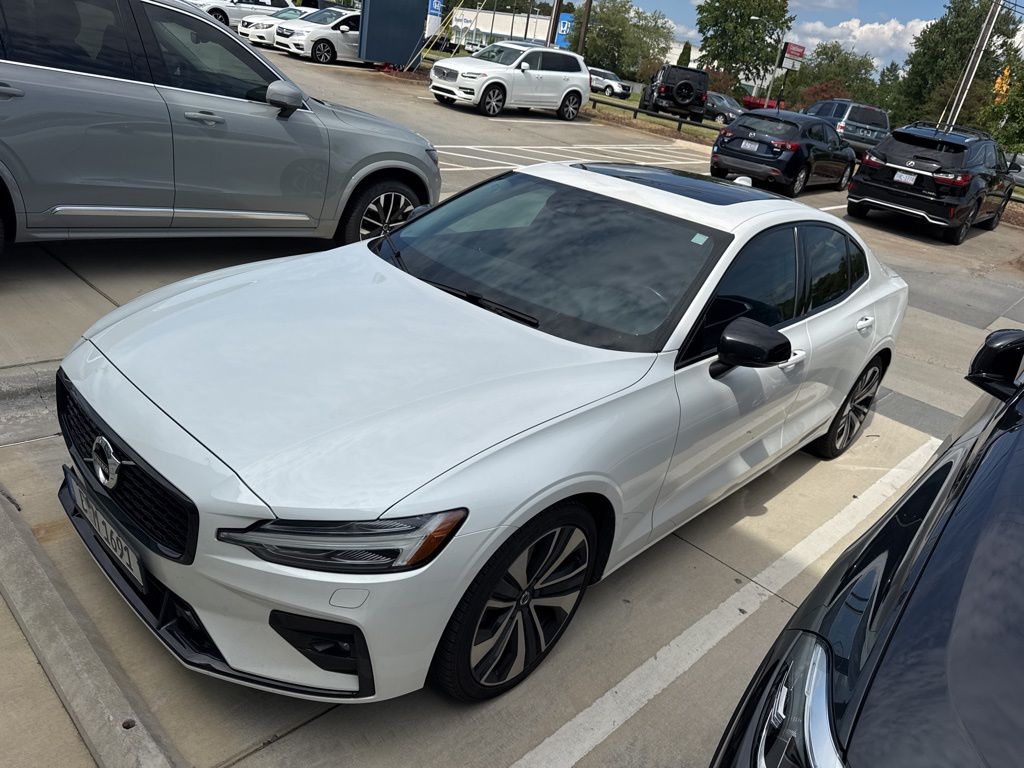 2022 Volvo S60 B5 Momentum photo 3
