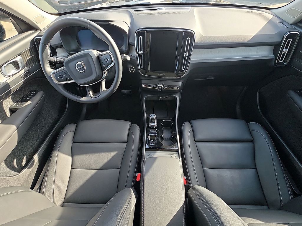 2026 Volvo XC40 Plus - Photo 17
