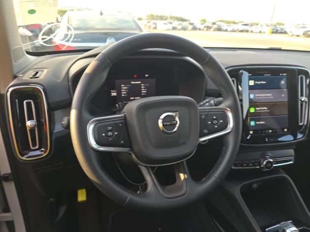 2025 Volvo XC40 Plus photo 2