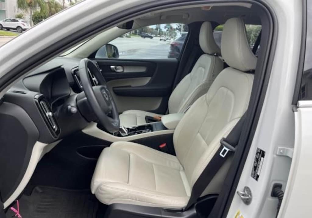 Used 2023 Volvo XC40 B5 AWD Plus Bright SUV