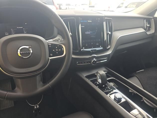 2025 Volvo XC60 B5 Plus photo 2