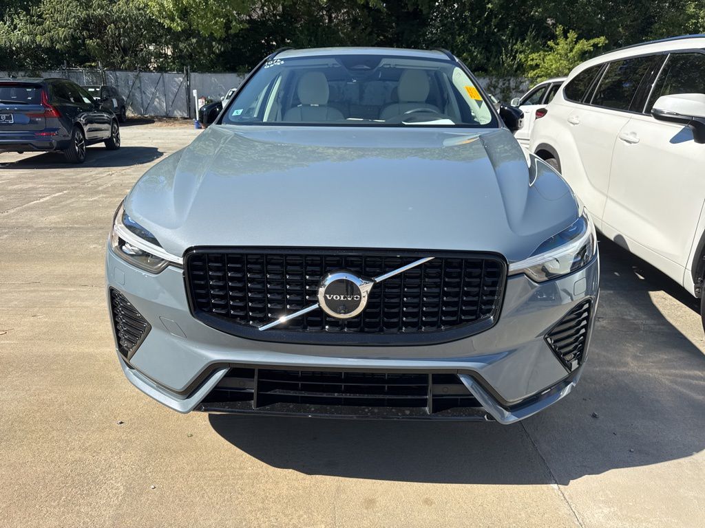 2024 Volvo XC60 B5 Plus photo 2
