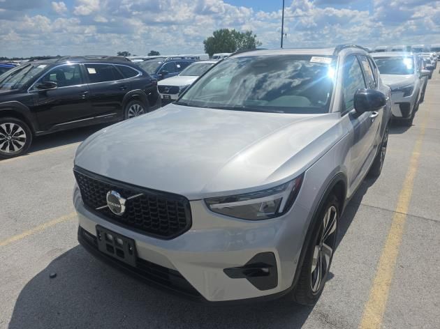 2025 Volvo XC40 Plus photo 3