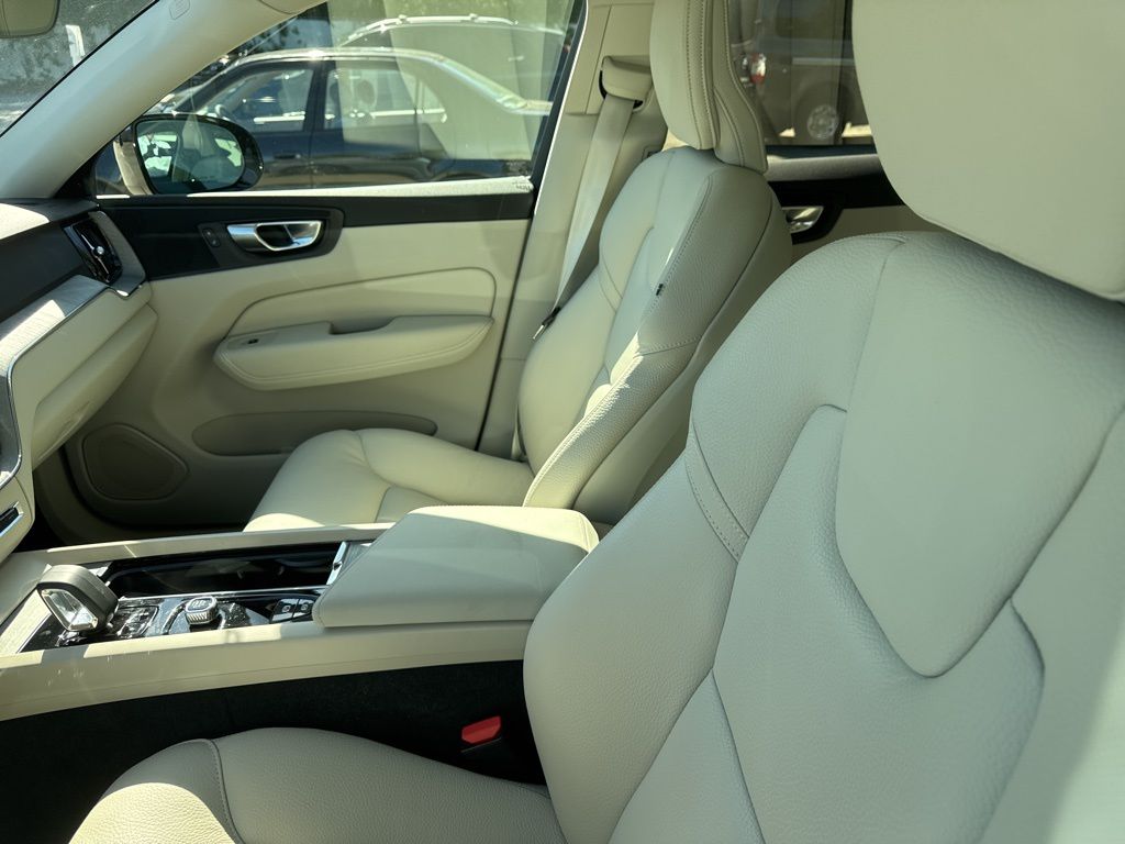 2024 Volvo XC60 B5 Plus photo 4