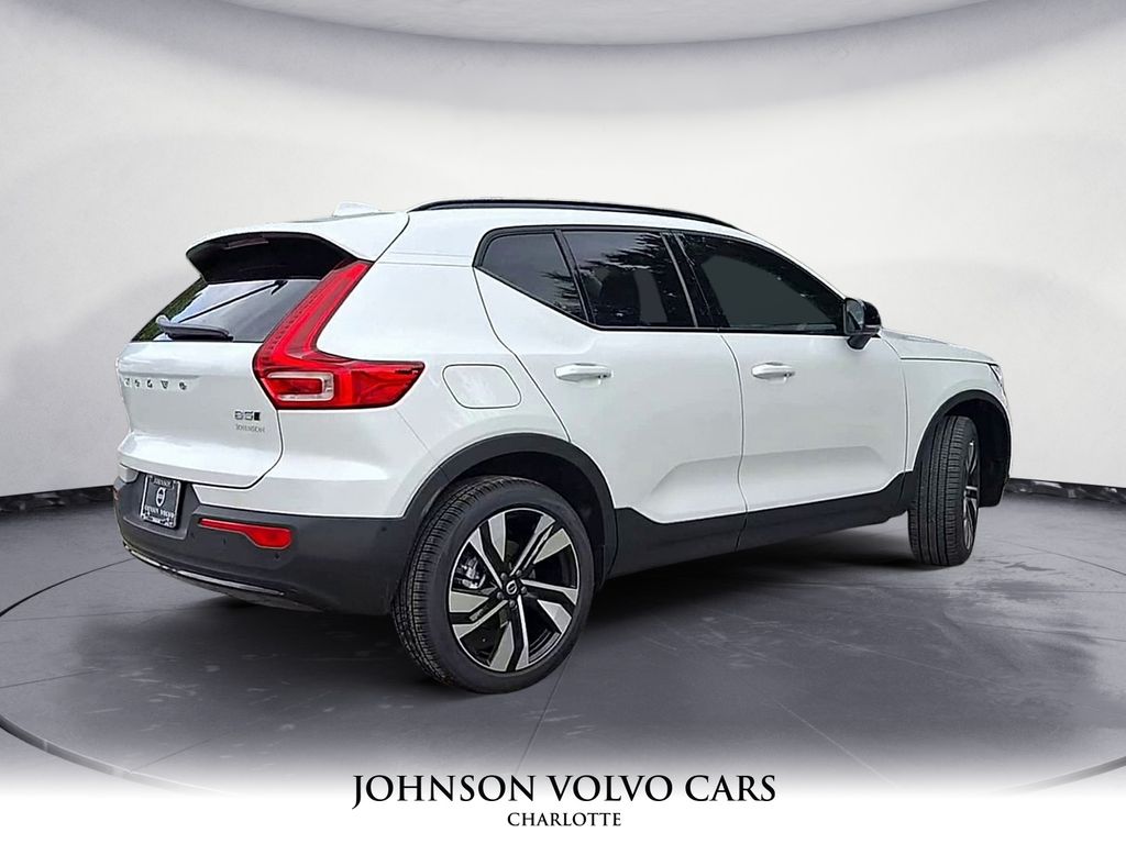 2026 Volvo XC40 photo 4