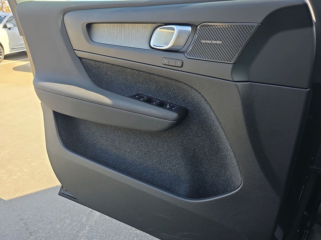 2026 Volvo XC40 Plus - Photo 36