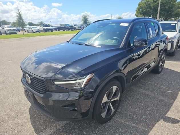 2025 Volvo XC40 Plus photo 3