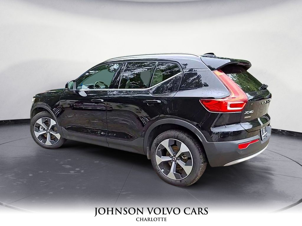 2025 Volvo XC40 Core photo 2