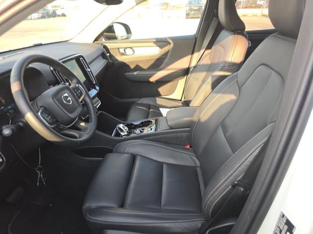 2025 Volvo XC40 Plus photo 3