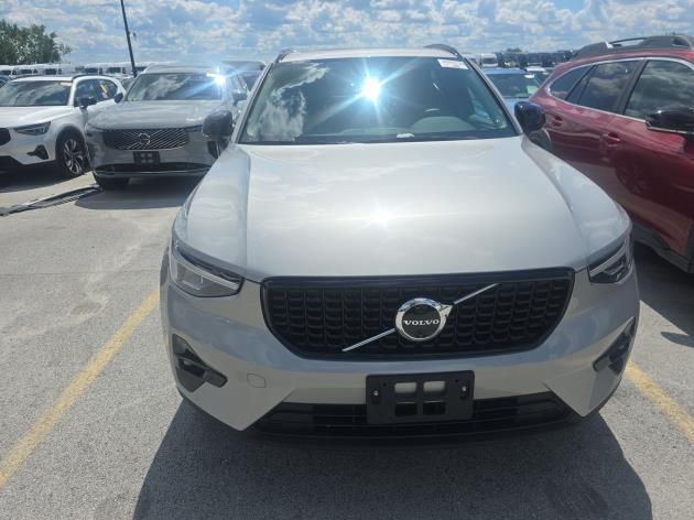2025 Volvo XC40 Plus photo 2