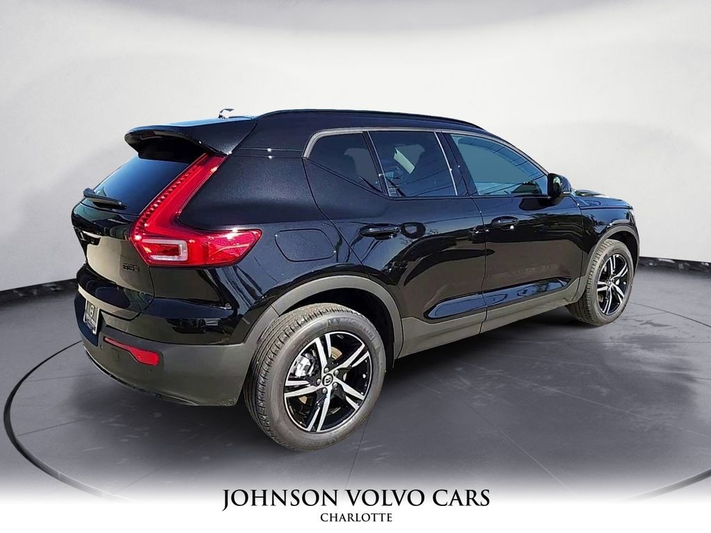 New 2026 Volvo XC40 B5 Core SUV