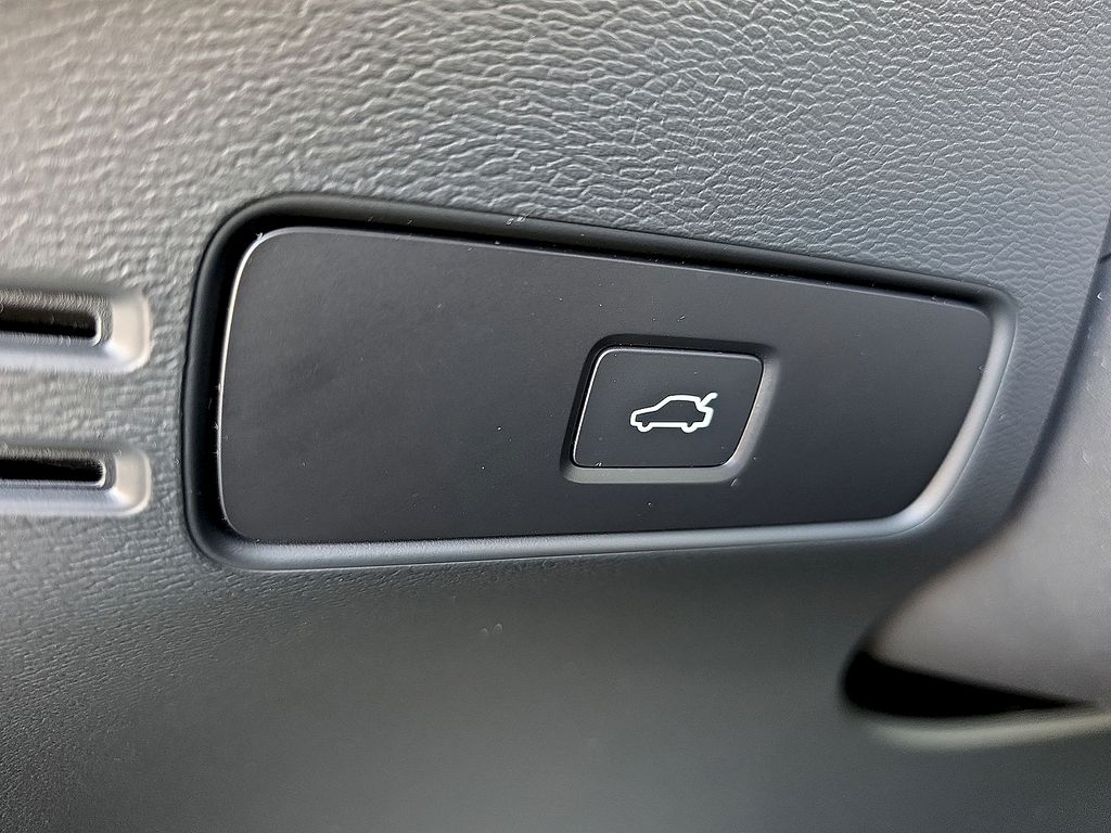 2026 Volvo XC40 Plus - Photo 35