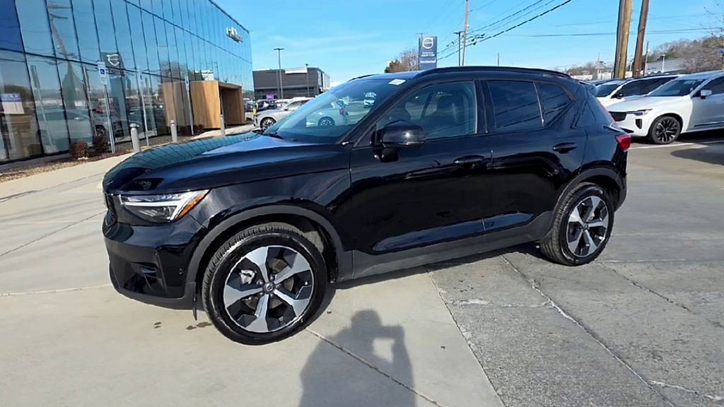 2026 Volvo XC40 Plus - Photo 9