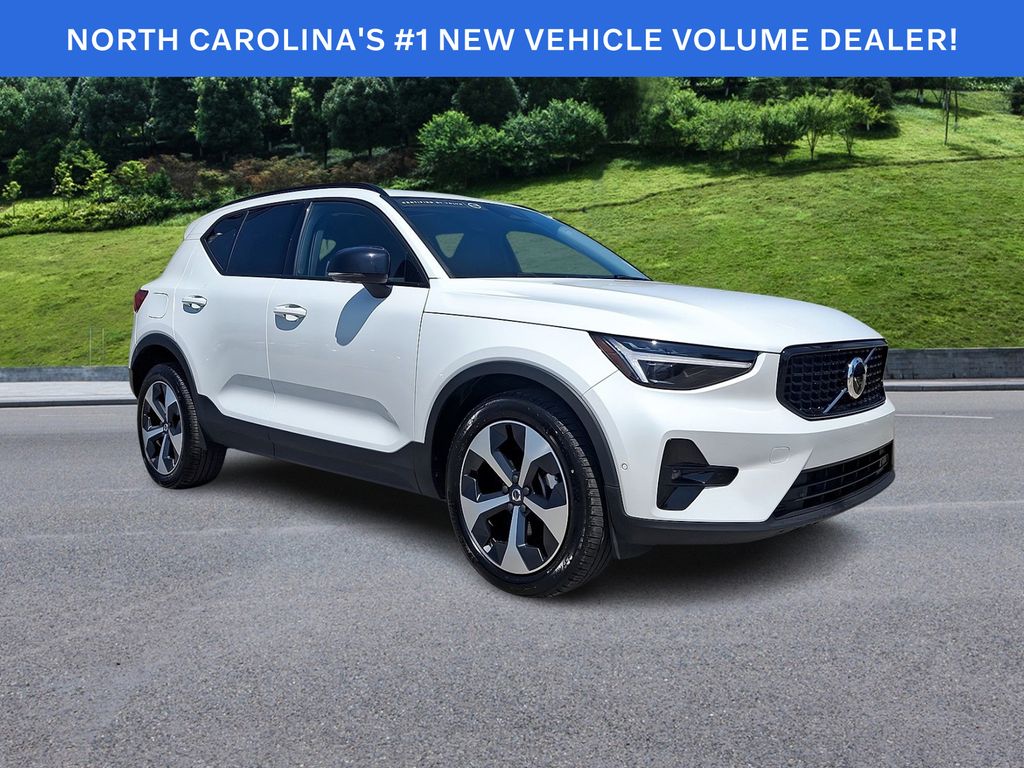 2026 Volvo XC40 B5 Plus Dark AWD's photo