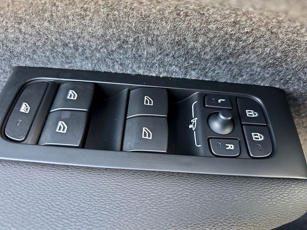 2026 Volvo XC40 Plus - Photo 38