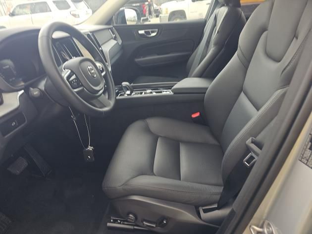 2025 Volvo XC60 B5 Plus photo 4