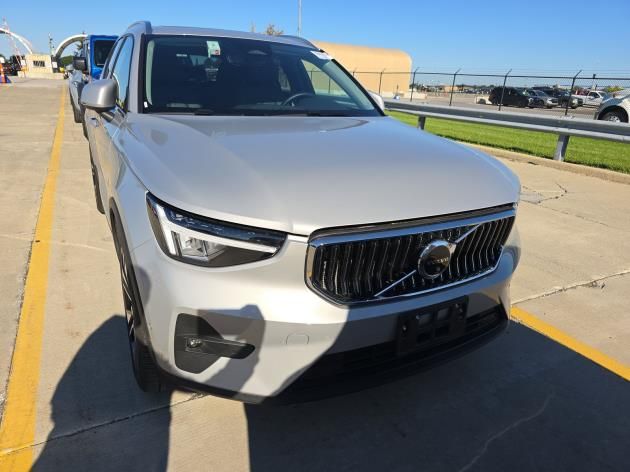 2025 Volvo XC40 Plus photo 2