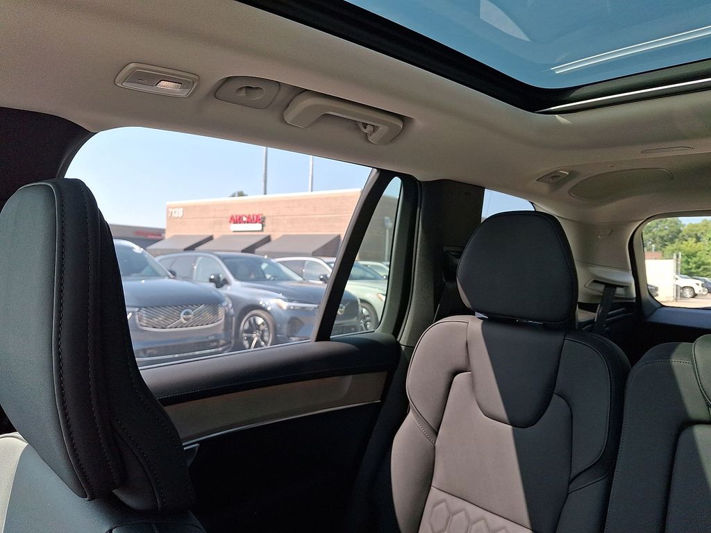 2026 Volvo XC90 Plus - Photo 12