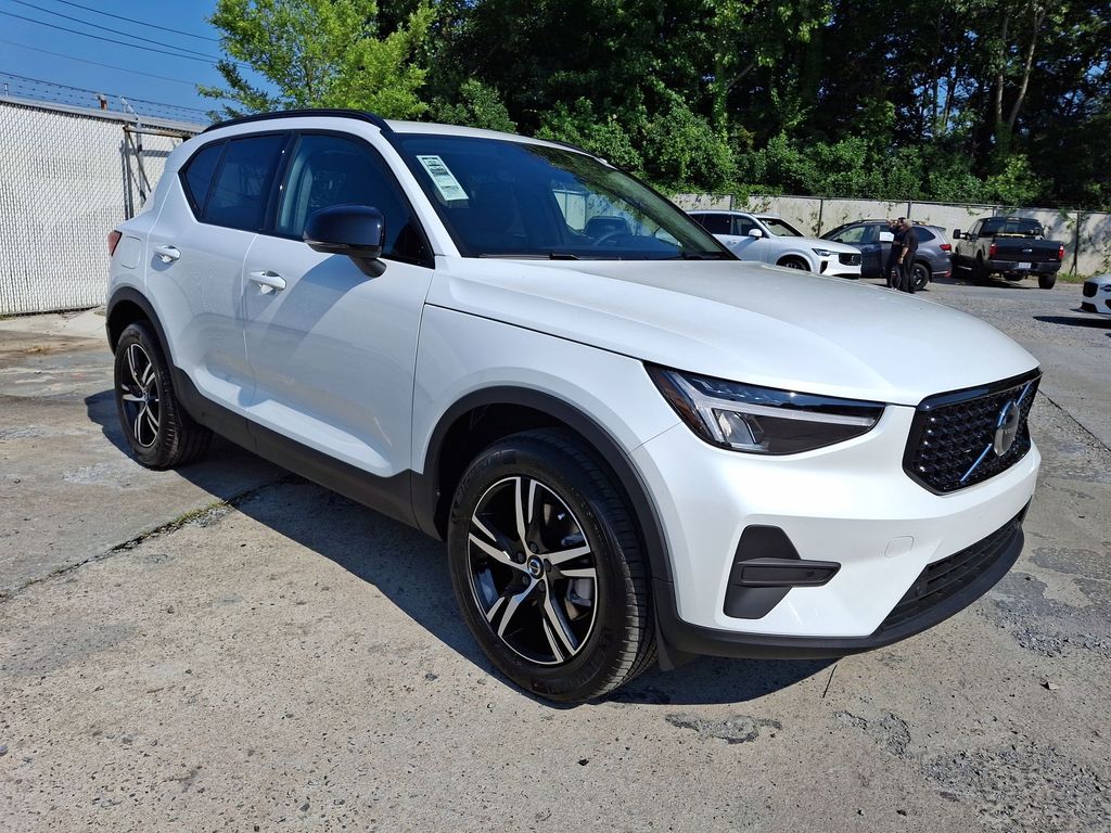 2026 Volvo XC40 Core's photo