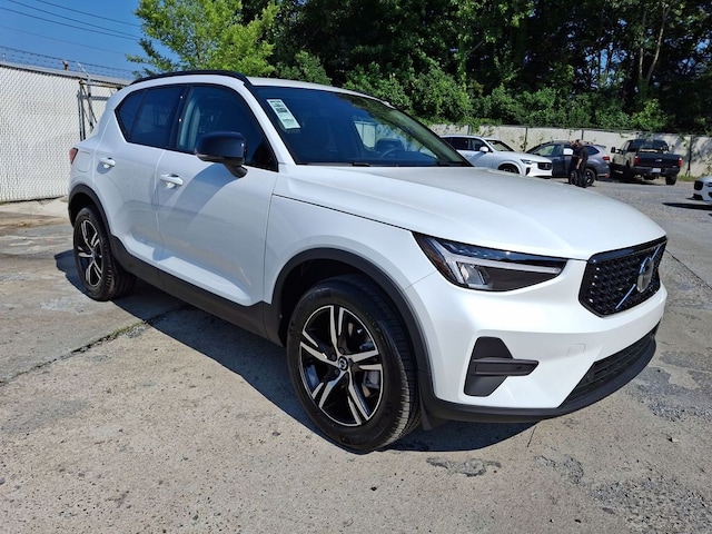 2026 Volvo XC40 B5 Core AWD SUV