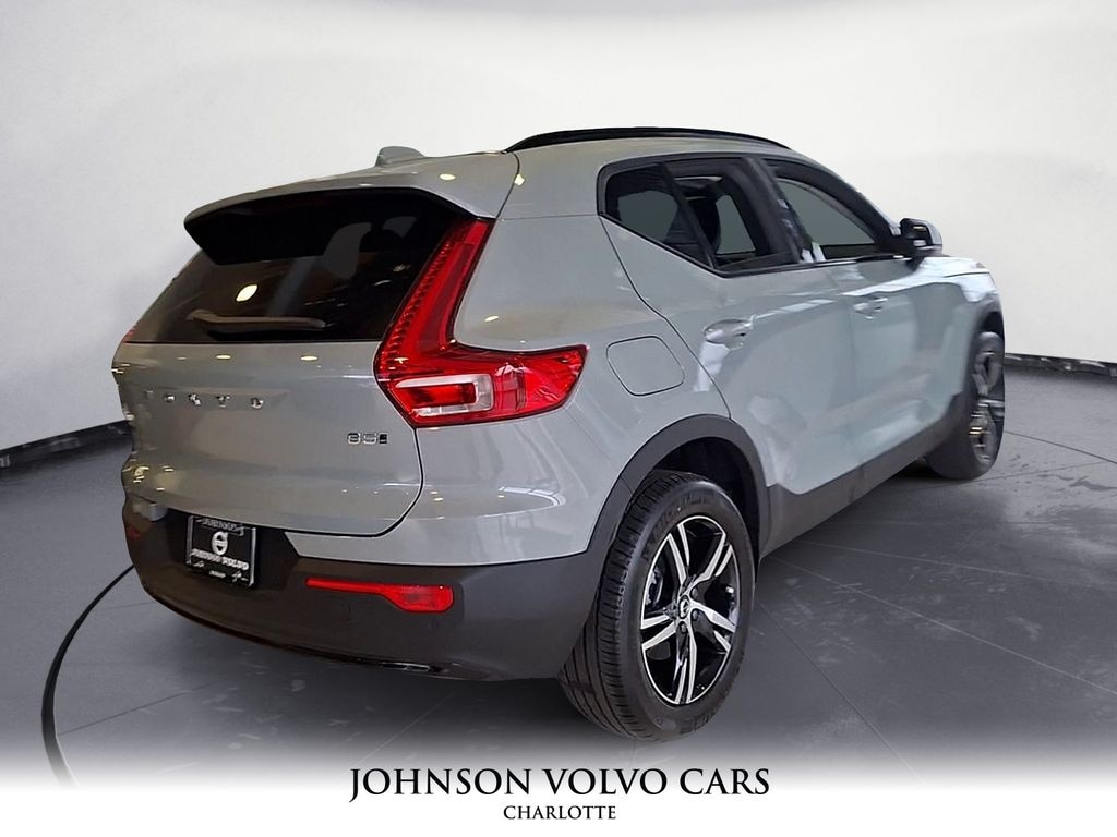 New 2026 Volvo XC40 B5 Core SUV