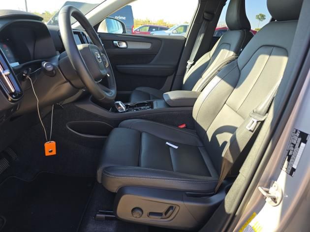 2025 Volvo XC40 Plus photo 4