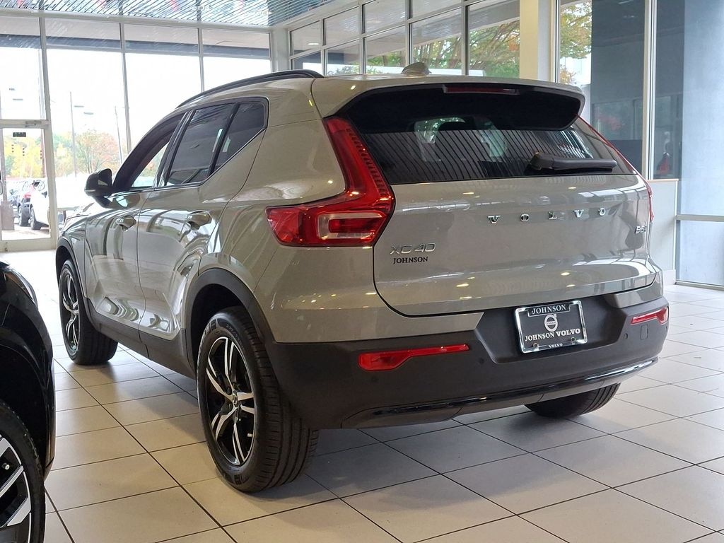 New 2026 Volvo XC40 B5 Core SUV