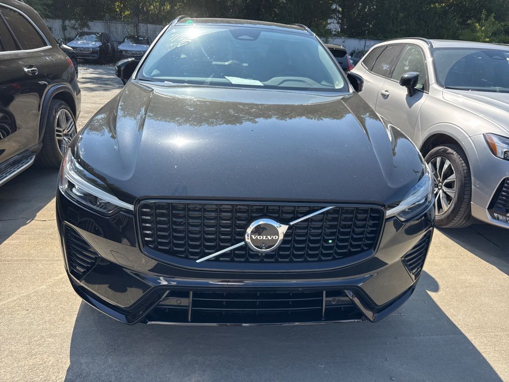 2025 Volvo XC60 B5 Plus photo 2