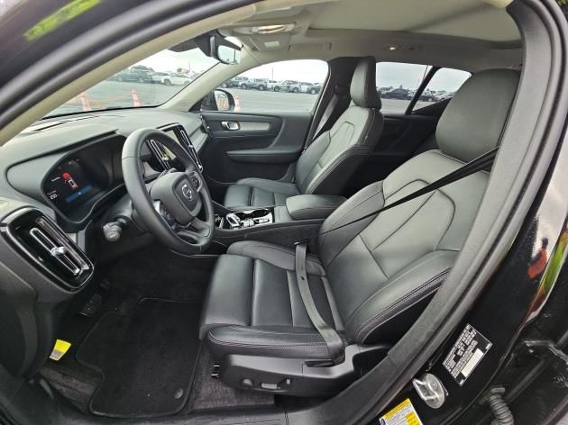 2025 Volvo XC40 Plus photo 4