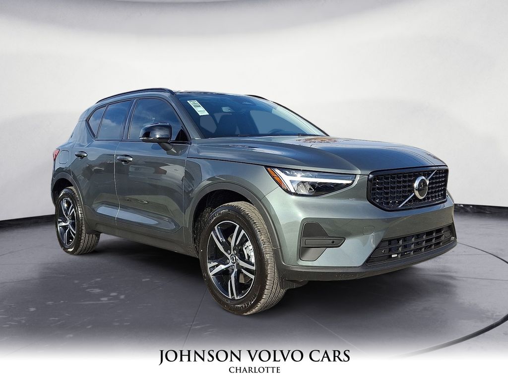 2026 Volvo XC40 Core's photo