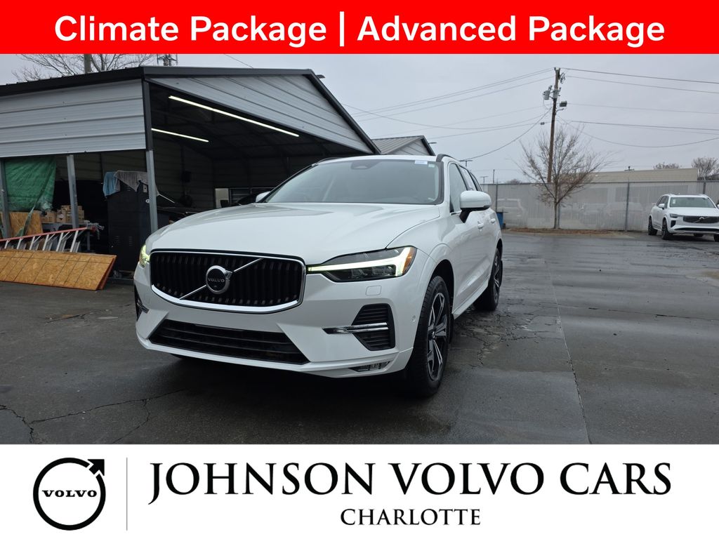 2022 Volvo XC60 Momentum's photo