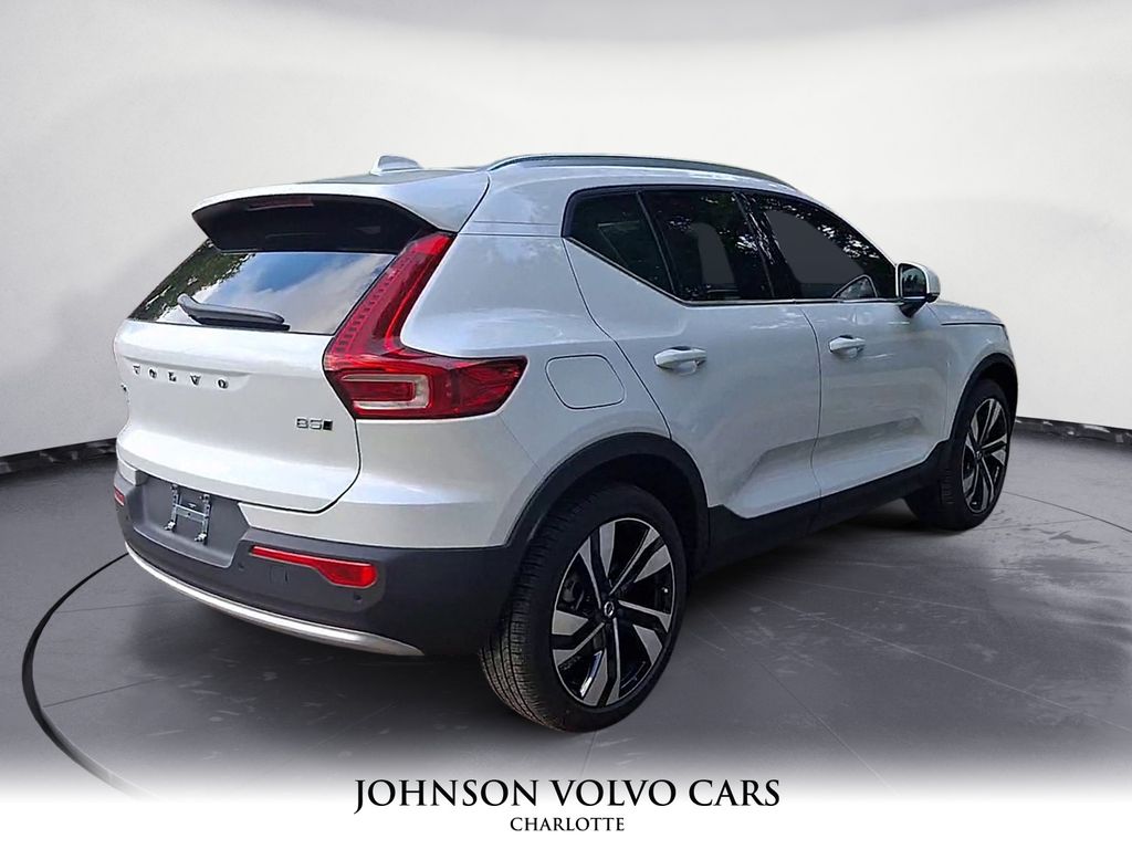 2025 Volvo XC40 photo 3