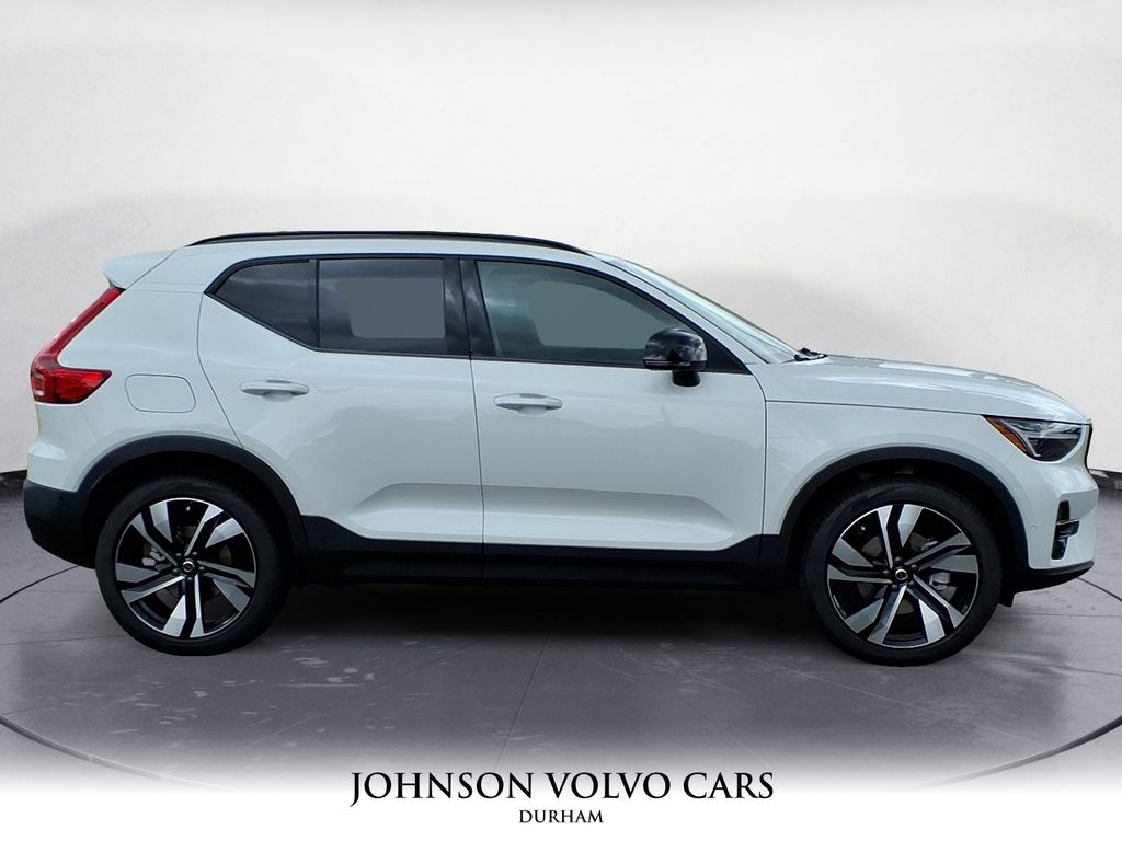 2026 Volvo XC40 photo 2