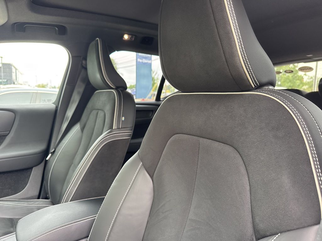 2021 Volvo XC40 T5 R-Design photo 3