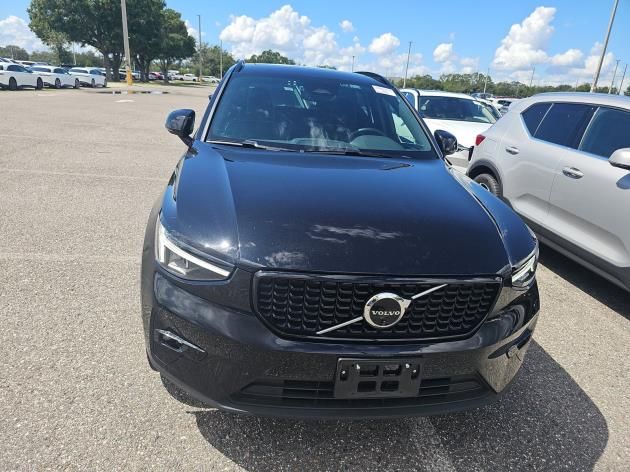 2025 Volvo XC40 Plus photo 2