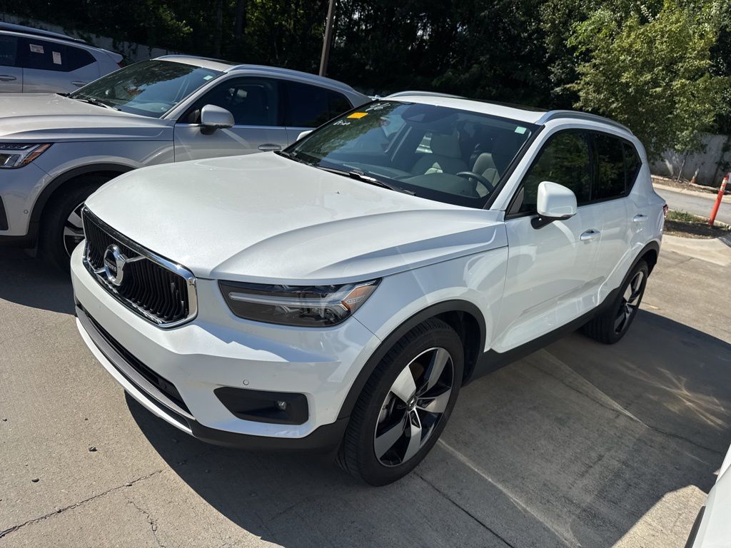 2021 Volvo XC40 T5 Momentum photo 2