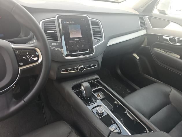 2025 Volvo XC90 B5 Core photo 2