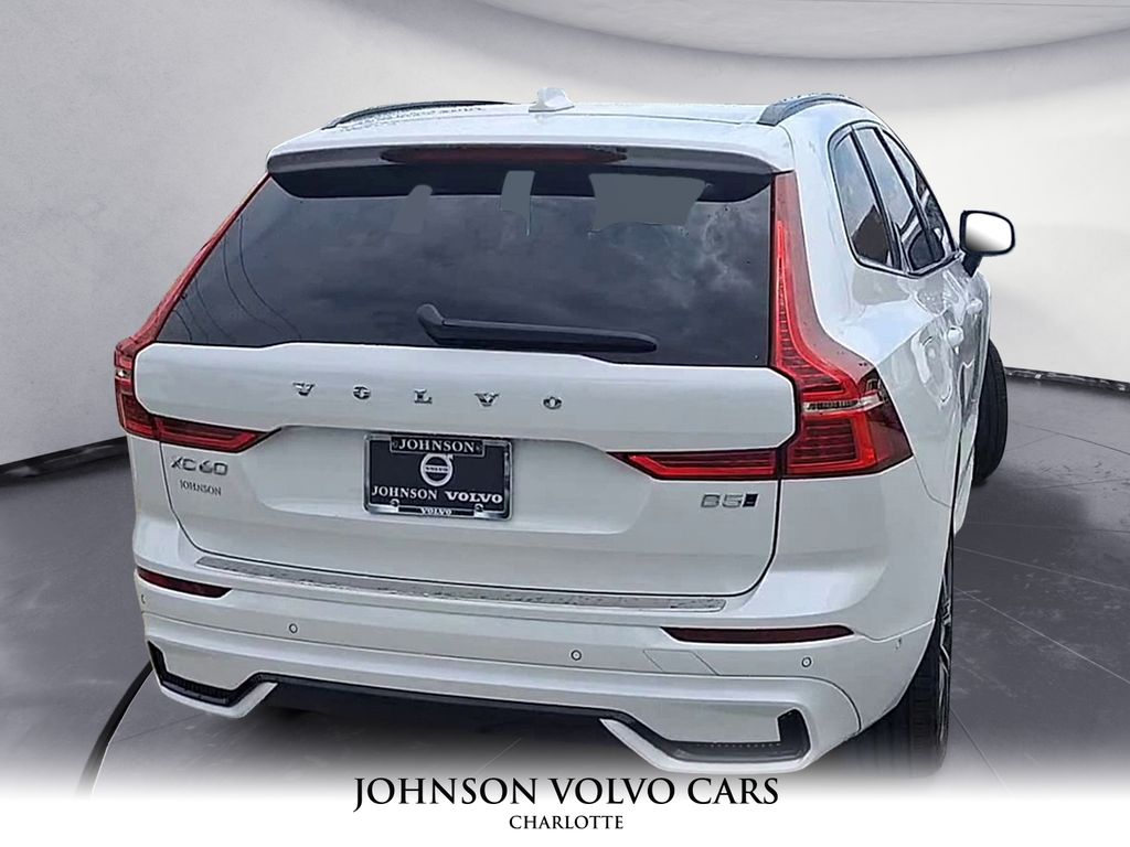 2025 Volvo XC60 B5 Plus photo 3